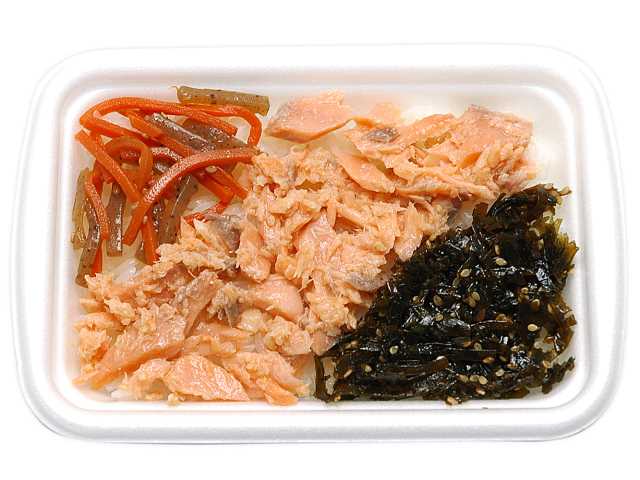 セブンイレブンの道産秋鮭焼ほぐしごはんを比較する。税込価格：464円、カロリー：344kcal、1円あたりカロリー：0.74kcal/円、たんぱく質：11.7g、1円あたりたんぱく質：0.03g/円、脂質：4g、炭水化物：65.9g、糖質：64.5g、食物繊維：1.4g、食塩相当量：2.2g。丁寧にほぐした北海道産の秋鮭と真昆布煮、きんぴらごぼうを盛り付けた御飯です。アレルギー：小麦。