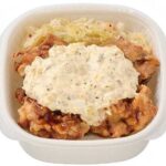 セブンイレブンのタルタルソースで食べる 唐揚げ丼を比較する。税込価格：734円、カロリー：745kcal、1円あたりカロリー：1.01kcal/円、たんぱく質：32.1g、1円あたりたんぱく質：0.04g/円、脂質：25.1g、炭水化物：99.9g、糖質：95.5g、食物繊維：4.4g、食塩相当量：3.9g。ジューシーな唐揚げに、たっぷりのタルタルソースを合わせた唐揚げ丼です。アレルギー：卵、乳、小麦。