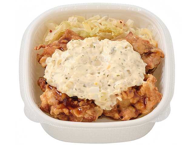 セブンイレブンのタルタルソースで食べる 唐揚げ丼を比較する。税込価格：734円、カロリー：745kcal、1円あたりカロリー：1.01kcal/円、たんぱく質：32.1g、1円あたりたんぱく質：0.04g/円、脂質：25.1g、炭水化物：99.9g、糖質：95.5g、食物繊維：4.4g、食塩相当量：3.9g。ジューシーな唐揚げに、たっぷりのタルタルソースを合わせた唐揚げ丼です。アレルギー：卵、乳、小麦。