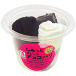 セブンイレブンのしみっとブレッドチョコパリを比較する。税込価格：389円、カロリー：439kcal、1円あたりカロリー：1.13kcal/円、たんぱく質：10g、1円あたりたんぱく質：0.03g/円、脂質：26.2g、炭水化物：41.9g、糖質：39.8g、食物繊維：2.1g、食塩相当量：0.6g。ココア風味の卵液を染み込ませたフレンチトーストに、パリッと食感が楽しめるようチョコレートをコーティングし、ホイップクリームと組み合わせました。アレルギー：卵、乳、小麦。
