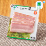 ファミリーマートのハーフベーコン徳用を比較する。税込価格：218円。いろいろな調理に使いやすいハーフサイズのベーコンの大容量タイプです。