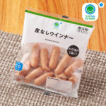 ファミリーマートの皮なしウインナー。税込価格：128円。なめらかな口当たりの皮なしウインナーです。やわらか食感で食べやすいあっさりした味付けです。