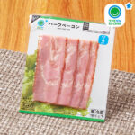 ファミリーマートのハーフベーコン。税込価格：128円。いろいろな調理に使いやすいハーフサイズのベーコンです。幅広いメニューにお使いいただけます。