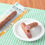 ファミリーマートのたんぱく質7.7g タンスティック 濃厚4種のチーズを比較する。税込価格：198円。4種類のチーズ（チェダーチーズ、ゴーダチーズ、カマンベールチーズ、パルメザンシーズ）が入った、コリコリとした食感が特徴のスモークタンスティックです。