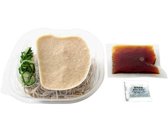 冷しぶっかけとろろそば 静岡県産わさび付 セブンイレブン 粗挽き，細挽きのそば粉を使用したそばと、粘り気とコクがある３種類のとろろを楽しめる、静岡県産わさび付のとろろそばです。
