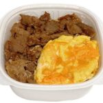 セブンイレブンのふんわり玉子のとん玉丼（甘辛醤油仕立て）を比較する。税込価格：700円、カロリー：633kcal、1円あたりカロリー：0.90kcal/円、たんぱく質：25.7g、1円あたりたんぱく質：0.04g/円、脂質：18.7g、炭水化物：91g、糖質：89.8g、食物繊維：1.2g、食塩相当量：3.5g。玉ねぎやにんにくの旨味を効かせた醤油タレで味付けた豚焼肉と、ふんわり玉子を組み合わせた丼ぶりです。アレルギー：卵、乳、小麦。