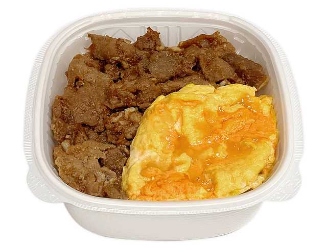 セブンイレブンのふんわり玉子のとん玉丼（甘辛醤油仕立て）を比較する。税込価格：700円、カロリー：633kcal、1円あたりカロリー：0.90kcal/円、たんぱく質：25.7g、1円あたりたんぱく質：0.04g/円、脂質：18.7g、炭水化物：91g、糖質：89.8g、食物繊維：1.2g、食塩相当量：3.5g。玉ねぎやにんにくの旨味を効かせた醤油タレで味付けた豚焼肉と、ふんわり玉子を組み合わせた丼ぶりです。アレルギー：卵、乳、小麦。