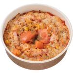 １／２日分の野菜 トマトソースグラタン セブンイレブン 複数の野菜をじっくり煮込んだ野菜の旨みが感じられるトマトソースに、キャベツ、人参、玉ねぎ、コーンを盛付けたグラタン。