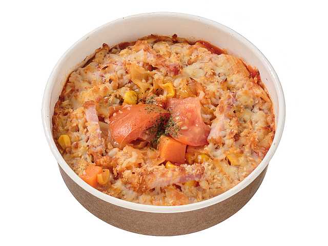 １／２日分の野菜 トマトソースグラタン セブンイレブン 複数の野菜をじっくり煮込んだ野菜の旨みが感じられるトマトソースに、キャベツ、人参、玉ねぎ、コーンを盛付けたグラタン。