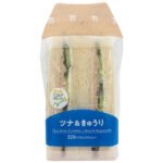 セブンイレブンのツナ＆きゅうりサンドを比較する。税込価格：346円、カロリー：326kcal、1円あたりカロリー：0.94kcal/円、たんぱく質：13.1g、1円あたりたんぱく質：0.04g/円、脂質：19.3g、炭水化物：26g、糖質：23.9g、食物繊維：2.1g、食塩相当量：1.5g。人気具材のツナと相性の良いきゅうりを組み合わせたサンドイッチです。アレルギー：卵、乳、小麦。