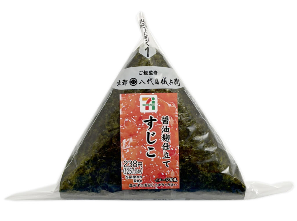セブンイレブンの手巻おにぎり すじこ（醤油麹仕立て）を比較する。税込価格：257円、カロリー：171kcal、1円あたりカロリー：0.67kcal/円、たんぱく質：4.1g、1円あたりたんぱく質：0.02g/円、脂質：1.3g、炭水化物：36.8g、糖質：34.8g、食物繊維：2g、食塩相当量：1.1g。醤油麹を使用してまろやかな味わいに仕上げた筋子を具材にした、パリッとした海苔を巻いて食べる手巻おにぎりです。アレルギー：小麦。