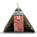 セブンイレブンの手巻おにぎり すじこ（醤油麹仕立て）を比較する。税込価格：257円、カロリー：171kcal、1円あたりカロリー：0.67kcal/円、たんぱく質：4.1g、1円あたりたんぱく質：0.02g/円、脂質：1.3g、炭水化物：36.8g、糖質：34.8g、食物繊維：2g、食塩相当量：1.1g。醤油麹を使用してまろやかな味わいに仕上げた筋子を具材にした、パリッとした海苔を巻いて食べる手巻おにぎりです。アレルギー：小麦。