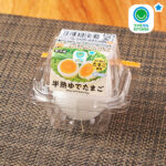 ファミリーマートの半熟ゆでたまご 1個入。税込価格：108円。塩味がついているのでそのまま食べても、またトッピングとしても便利な半熟タイプのゆで卵です。マリーゴールド、植物性乳酸菌、ハーブ、昆布粉が入ったこだわりの飼料を与えた鶏から生まれた「コクと旨みのたまご(*)」を使用しています。 *「コクと旨みのたまご」はファミリーマートオリジナルの玉子です。