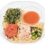 セブンイレブンの冷製パスタ 明太子と蒸し鶏と大葉を比較する。税込価格:572円、カロリー:357kcal、1円あたりカロリー:0.62kcal/円、たんぱく質:18g、1円あたりたんぱく質:0.03g/円、脂質:9g、炭水化物:53.5g、糖質:48.7g、食物繊維:4.8g、食塩相当量:3.9g。明太子と昆布だしを組み合わせた和風ソースに、明太子,蒸し鶏,オクラ,大葉,刻み海苔を盛り付けた冷製パスタです。アレルギー:卵、小麦。