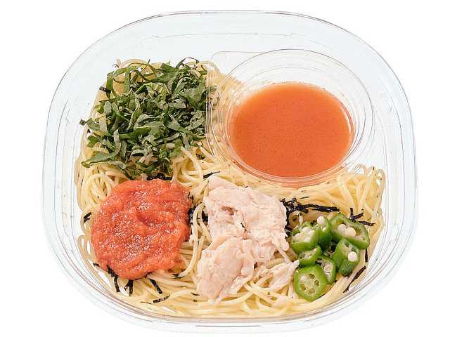 セブンイレブンの冷製パスタ 明太子と蒸し鶏と大葉を比較する。税込価格：572円、カロリー：357kcal、1円あたりカロリー：0.62kcal/円、たんぱく質：18g、1円あたりたんぱく質：0.03g/円、脂質：9g、炭水化物：53.5g、糖質：48.7g、食物繊維：4.8g、食塩相当量：3.9g。明太子と昆布だしを組み合わせた和風ソースに、明太子，蒸し鶏，オクラ，大葉，刻み海苔を盛り付けた冷製パスタです。アレルギー：卵、小麦。