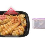 セブンイレブンの5種具材の天丼(鶏天入り)を比較する。税込価格:670円、カロリー:875kcal、1円あたりカロリー:1.31kcal/円、たんぱく質:20.4g、1円あたりたんぱく質:0.03g/円、脂質:32.8g、炭水化物:127g、糖質:122.3g、食物繊維:4.7g、食塩相当量:4.5g。人気の海老天と鶏天,紅生姜天,ちくわの磯辺天,かき揚げを盛りつけた満足感のある天丼。アレルギー:卵、小麦、えび。