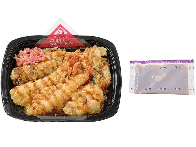 セブンイレブンの５種具材の天丼（鶏天入り）を比較する。税込価格：670円、カロリー：875kcal、1円あたりカロリー：1.31kcal/円、たんぱく質：20.4g、1円あたりたんぱく質：0.03g/円、脂質：32.8g、炭水化物：127g、糖質：122.3g、食物繊維：4.7g、食塩相当量：4.5g。人気の海老天と鶏天，紅生姜天，ちくわの磯辺天，かき揚げを盛りつけた満足感のある天丼。アレルギー：卵、小麦、えび。