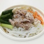 セブンイレブンのゆず香るごまポン酢豚しゃぶ鍋を比較する。税込価格：538円、カロリー：283kcal、1円あたりカロリー：0.53kcal/円、たんぱく質：16g、1円あたりたんぱく質：0.03g/円、脂質：15.6g、炭水化物：21.3g、糖質：18g、食物繊維：3.3g、食塩相当量：3.2g。1/2日分の野菜が摂れる鍋です。しっとりとボイルした豚肉を盛り付け、スープはごま味とポン酢味を合わせた旨みとコクのある味わいです。アレルギー：卵、乳、小麦。