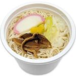 セブンイレブンの柚子香るあったかお出汁のそうめんスープを比較する。税込価格：346円、カロリー：151kcal、1円あたりカロリー：0.44kcal/円、たんぱく質：8.6g、1円あたりたんぱく質：0.02g/円、脂質：1.2g、炭水化物：27.3g、糖質：25.8g、食物繊維：1.5g、食塩相当量：2.9g。かつおの出汁が効いた温かい和風スープとそうめんを組み合わせた食べ応えのある商品です。アレルギー：小麦。