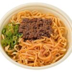 セブンイレブンのモチっと麺の濃厚旨辛汁なし担々麺を比較する。税込価格：605円、カロリー：917kcal、1円あたりカロリー：1.52kcal/円、たんぱく質：29.9g、1円あたりたんぱく質：0.05g/円、脂質：43g、炭水化物：106.9g、糖質：98.3g、食物繊維：8.6g、食塩相当量：5.5g。濃厚な胡麻だれと具材をもっちり食感の麺に絡めて食べる、汁なし担々麺です。アレルギー：卵、小麦。