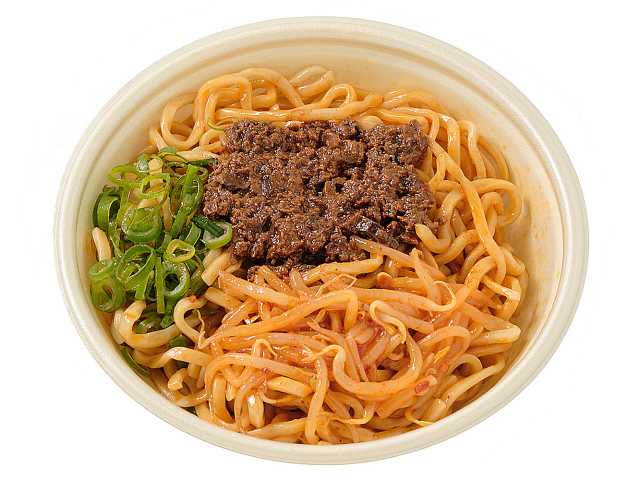 セブンイレブンのモチっと麺の濃厚旨辛汁なし担々麺を比較する。税込価格：605円、カロリー：917kcal、1円あたりカロリー：1.52kcal/円、たんぱく質：29.9g、1円あたりたんぱく質：0.05g/円、脂質：43g、炭水化物：106.9g、糖質：98.3g、食物繊維：8.6g、食塩相当量：5.5g。濃厚な胡麻だれと具材をもっちり食感の麺に絡めて食べる、汁なし担々麺です。アレルギー：卵、小麦。