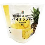 セブンイレブンの７プレミアムパイナップル。税込価格：225円、カロリー：54kcal、たんぱく質：0.6g、脂質：0.1g、炭水化物：13.7g、糖質：12.5g、食物繊維：1.2g、食塩相当量：0g。食べやすい大きさにカットをしたパイナップルです。外出時や忙しい朝など、手軽に果物が食べられます。アレルギー：なし。