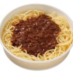 セブンイレブンの肉の旨味とデミのコク ミートソースを比較する。税込価格：497円、カロリー：533kcal、1円あたりカロリー：1.07kcal/円、たんぱく質：20.3g、1円あたりたんぱく質：0.04g/円、脂質：14.9g、炭水化物：82g、糖質：76.6g、食物繊維：5.4g、食塩相当量：4.4g。肉の旨味とデミグラスのコクが溶け込んだミートソースのパスタです。アレルギー：乳、小麦。