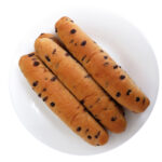 セブンイレブンの７プレミアム チョコチップスティック６本入を比較する。税込価格：138円、カロリー：97kcal、1円あたりカロリー：0.70kcal/円、たんぱく質：2.2g、1円あたりたんぱく質：0.02g/円、脂質：3.4g、炭水化物：14.8g、糖質：14g、食物繊維：0.8g、食塩相当量：0.1g。チョコチップ入りのスティックパンです。アレルギー：卵、乳、小麦。