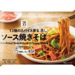 セブンイレブンの７プレミアム ソース焼きそば。税込価格：149円、カロリー：342kcal、たんぱく質：8.4g、脂質：8.4g、炭水化物：59.7g、糖質：56.7g、食物繊維：3g、食塩相当量：4.4g。１３種のスパイス香るソース焼きそばです。アレルギー：卵、乳、小麦。