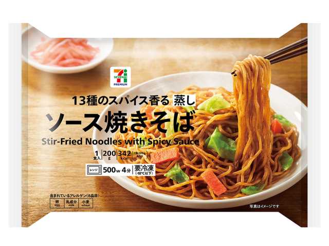 セブンイレブンの７プレミアム ソース焼きそば。税込価格：149円、カロリー：342kcal、たんぱく質：8.4g、脂質：8.4g、炭水化物：59.7g、糖質：56.7g、食物繊維：3g、食塩相当量：4.4g。１３種のスパイス香るソース焼きそばです。アレルギー：卵、乳、小麦。