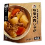 セブンイレブンの７プレミアム 北海道産男爵いもの味染み肉じゃがを比較する。税込価格：322円、カロリー：189kcal、1円あたりカロリー：0.59kcal/円、たんぱく質：9.9g、1円あたりたんぱく質：0.03g/円、脂質：6g、炭水化物：25.6g、糖質：21.9g、食物繊維：3.7g、食塩相当量：2g。北海道産男爵いもを使用した定番おかずの肉じゃがです。アレルギー：小麦。