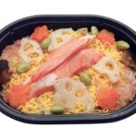 セブンイレブンのちらし寿司を比較する。税込価格：464円、カロリー：335kcal、1円あたりカロリー：0.72kcal/円、たんぱく質：11g、1円あたりたんぱく質：0.02g/円、脂質：7.4g、炭水化物：57.4g、糖質：54.7g、食物繊維：2.7g、食塩相当量：2.3g。人参，ごぼうなどが入った酢飯の上に、錦糸玉子やカニカマ，花形人参，椎茸などの具材を彩りよく盛り付けたお弁当です。アレルギー：卵、小麦、えび、かに。