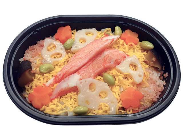 セブンイレブンのちらし寿司を比較する。税込価格：464円、カロリー：335kcal、1円あたりカロリー：0.72kcal/円、たんぱく質：11g、1円あたりたんぱく質：0.02g/円、脂質：7.4g、炭水化物：57.4g、糖質：54.7g、食物繊維：2.7g、食塩相当量：2.3g。人参，ごぼうなどが入った酢飯の上に、錦糸玉子やカニカマ，花形人参，椎茸などの具材を彩りよく盛り付けたお弁当です。アレルギー：卵、小麦、えび、かに。