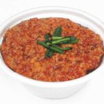 セブンイレブンのコク旨ガラスープの辛麺を比較する。税込価格：508円、カロリー：481kcal、1円あたりカロリー：0.95kcal/円、たんぱく質：25.9g、1円あたりたんぱく質：0.05g/円、脂質：9g、炭水化物：76.6g、糖質：71.8g、食物繊維：4.8g、食塩相当量：7.4g。鶏と豚のＷガラを使用した醤油スープに、唐辛子を合わせた旨みと辛さがやみつきになる商品です。アレルギー：卵、小麦。