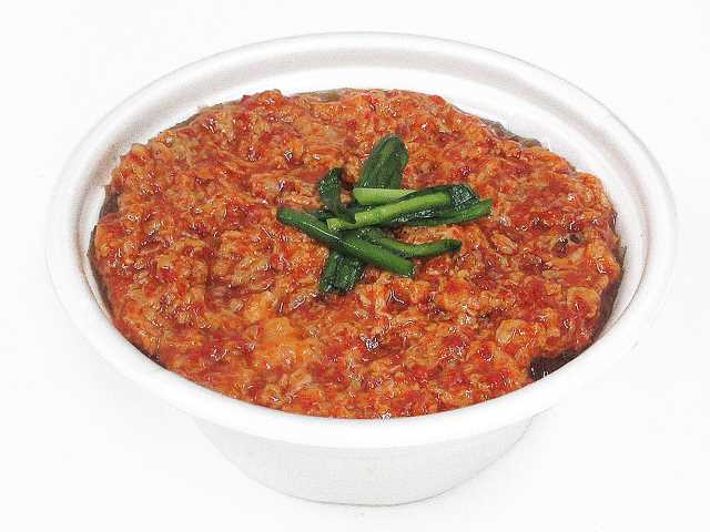 セブンイレブンのコク旨ガラスープの辛麺を比較する。税込価格：508円、カロリー：481kcal、1円あたりカロリー：0.95kcal/円、たんぱく質：25.9g、1円あたりたんぱく質：0.05g/円、脂質：9g、炭水化物：76.6g、糖質：71.8g、食物繊維：4.8g、食塩相当量：7.4g。鶏と豚のＷガラを使用した醤油スープに、唐辛子を合わせた旨みと辛さがやみつきになる商品です。アレルギー：卵、小麦。