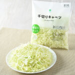ファミリーマートの千切りキャベツ。税込価格：118円。キャベツを使用した、食べやすい千切キャベツです。