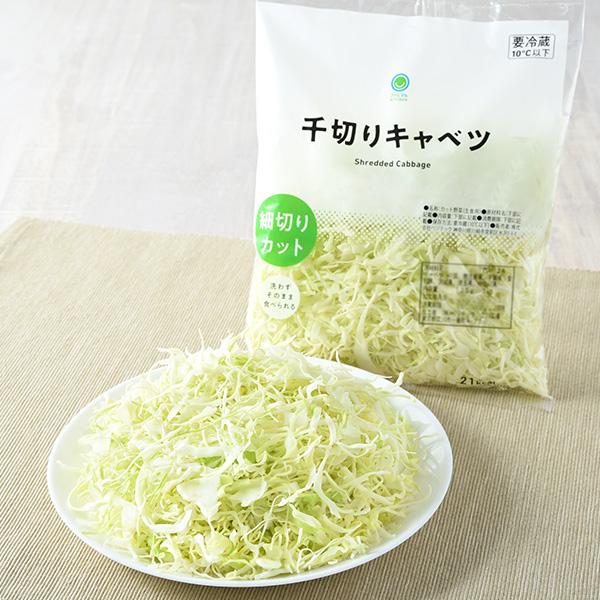 ファミリーマートの千切りキャベツ。税込価格：118円。キャベツを使用した、食べやすい千切キャベツです。
