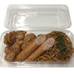 セブンイレブンのおつまみ 鶏カラ＆ソーセージを比較する。税込価格：430円、カロリー：397kcal、1円あたりカロリー：0.92kcal/円、たんぱく質：18g、1円あたりたんぱく質：0.04g/円、脂質：20.1g、炭水化物：36.8g、糖質：35.2g、食物繊維：1.6g、食塩相当量：3g。鶏唐揚げとソーセージに、相性の良いソース焼きそばを組み合わせた惣菜の盛り合わせです。アレルギー：卵、乳、小麦。