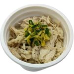 セブンイレブンのたんぱく質が摂れる 参鶏湯（サムゲタン）を比較する。税込価格：387円、カロリー：212kcal、1円あたりカロリー：0.55kcal/円、たんぱく質：23.3g、1円あたりたんぱく質：0.06g/円、脂質：5.6g、炭水化物：17.7g、糖質：16.3g、食物繊維：1.4g、食塩相当量：2.9g。濃く炊きだした鶏ガラスープと、鶏肉やもち麦などを入れた食べ応えのある参鶏湯（サムゲタン）です。アレルギー：なし。
