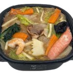 セブンイレブンの海鮮の旨味 １０品目の中華丼を比較する。税込価格：646円、カロリー：522kcal、1円あたりカロリー：0.81kcal/円、たんぱく質：12.4g、1円あたりたんぱく質：0.02g/円、脂質：9.2g、炭水化物：98.5g、糖質：96.2g、食物繊維：2.3g、食塩相当量：3.3g。シャキシャキとした野菜と生姜の効いた餡が絡まる中華丼です。中華あんは東北の嗜好に合わせ、とろみと旨みが強い仕立てです。アレルギー：卵、小麦、えび、かに。