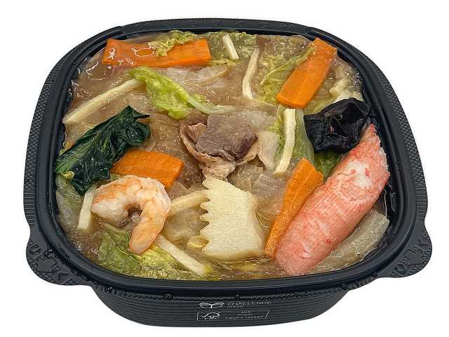 セブンイレブンの海鮮の旨味 １０品目の中華丼を比較する。税込価格：646円、カロリー：522kcal、1円あたりカロリー：0.81kcal/円、たんぱく質：12.4g、1円あたりたんぱく質：0.02g/円、脂質：9.2g、炭水化物：98.5g、糖質：96.2g、食物繊維：2.3g、食塩相当量：3.3g。シャキシャキとした野菜と生姜の効いた餡が絡まる中華丼です。中華あんは東北の嗜好に合わせ、とろみと旨みが強い仕立てです。アレルギー：卵、小麦、えび、かに。