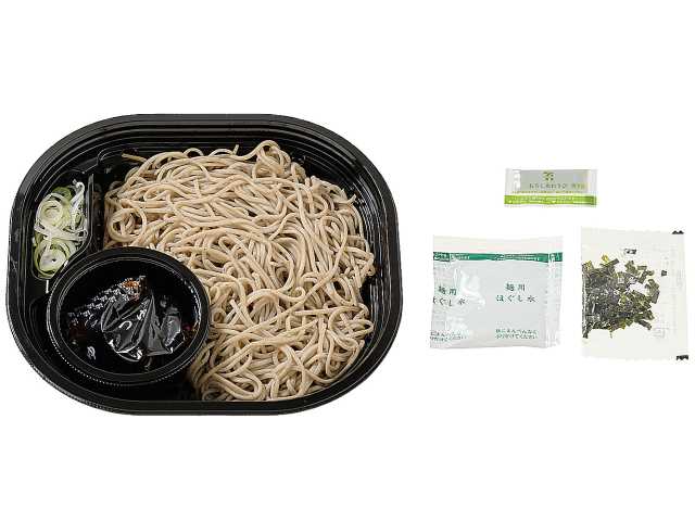 セブンイレブンの一本釣り鰹だし香る石臼挽そば粉のざるそばを比較する。税込価格：430円、カロリー：331kcal、1円あたりカロリー：0.77kcal/円、たんぱく質：16.5g、1円あたりたんぱく質：0.04g/円、脂質：3g、炭水化物：62.2g、糖質：57g、食物繊維：5.2g、食塩相当量：2.1g。麺に粗挽きと細挽きのブレンドそば粉を使用した、そばの強い風味としなやかなのど越しを味わえる商品です。アレルギー：卵、小麦、そば。