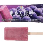 セブンイレブンの７プレミアム まるで巨峰を比較する。税込価格：214円、カロリー：139kcal、1円あたりカロリー：0.65kcal/円、たんぱく質：0.2g、1円あたりたんぱく質：0.01未満g/円、脂質：0g、炭水化物：34.6g、糖質：34.3g、食物繊維：0.3g、食塩相当量：0g。冷凍した果実を食べているかのような食感と果実感が人気の「まるで」シリーズの巨峰味のアイスバーです。アレルギー：卵、乳。