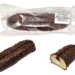 セブンイレブンのクランチチョコ＆ホイップロールを比較する。税込価格：181円、カロリー：340kcal、1円あたりカロリー：1.87kcal/円、たんぱく質：6.2g、1円あたりたんぱく質：0.03g/円、脂質：15.8g、炭水化物：44.4g、糖質：42.3g、食物繊維：2.1g、食塩相当量：0.7g。ふんわりとした生地にホイップクリームを絞り、上からチョコレートでコーティングして、チョコクランチをトッピングした菓子パンです。アレルギー：卵、乳、小麦。