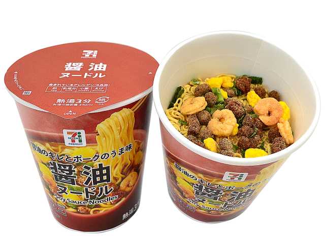 セブンイレブンの７プレミアム 醤油ヌードルを比較する。税込価格：171円、カロリー：359kcal、1円あたりカロリー：2.10kcal/円、たんぱく質：11.1g、1円あたりたんぱく質：0.07g/円、脂質：14.6g、炭水化物：46.9g、糖質：44.6g、食物繊維：2.3g、食塩相当量：4.4g。ポークとチキンのうま味に、ガーリック、こしょうで程よくスパイシーに仕上げた醤油味。アレルギー：卵、乳、小麦、えび。