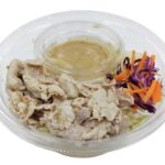 セブンイレブンのお肉たっぷり 豚しゃぶパスタサラダを比較する。税込価格：378円、カロリー：388kcal、1円あたりカロリー：1.03kcal/円、たんぱく質：19.1g、1円あたりたんぱく質：0.05g/円、脂質：18.3g、炭水化物：38.4g、糖質：35g、食物繊維：3.4g、食塩相当量：2.6g。豚しゃぶ、野菜、パスタをコクのある胡麻ドレッシングと一緒に召し上がっていただくパスタサラダです。アレルギー：卵、小麦。