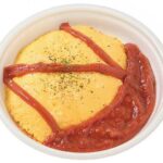 セブンイレブンのチキンオムライスを比較する。税込価格：538円、カロリー：532kcal、1円あたりカロリー：0.99kcal/円、たんぱく質：18.9g、1円あたりたんぱく質：0.04g/円、脂質：20.3g、炭水化物：70g、糖質：66.8g、食物繊維：3.2g、食塩相当量：4.9g。チキンライスとふんわりとした玉子をトマトソースで味わうオムライスです。アレルギー：卵、乳、小麦。