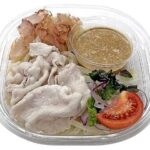 セブンイレブンのコク旨ごまだれ 豚しゃぶうどんを比較する。税込価格：538円、カロリー：713kcal、1円あたりカロリー：1.33kcal/円、たんぱく質：24.6g、1円あたりたんぱく質：0.05g/円、脂質：29.2g、炭水化物：90.3g、糖質：85.7g、食物繊維：4.6g、食塩相当量：5g。豚しゃぶと相性の良いごまだれを混ぜて食べる冷たいうどんです。アレルギー：卵、小麦。