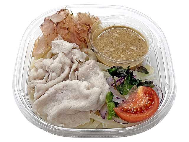 セブンイレブンのコク旨ごまだれ 豚しゃぶうどんを比較する。税込価格：538円、カロリー：713kcal、1円あたりカロリー：1.33kcal/円、たんぱく質：24.6g、1円あたりたんぱく質：0.05g/円、脂質：29.2g、炭水化物：90.3g、糖質：85.7g、食物繊維：4.6g、食塩相当量：5g。豚しゃぶと相性の良いごまだれを混ぜて食べる冷たいうどんです。アレルギー：卵、小麦。