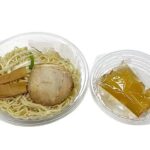 セブンイレブンの昆布水つけ麺を比較する。税込価格：538円、カロリー：402kcal、1円あたりカロリー：0.75kcal/円、たんぱく質：14.2g、1円あたりたんぱく質：0.03g/円、脂質：3.7g、炭水化物：79.1g、糖質：76.8g、食物繊維：2.3g、食塩相当量：4.2g。昆布水で麺をほぐして味わうつけ麺です。まずは麺だけで昆布の旨味と小麦の風味を。次に魚介の和風つけ汁につけて、二つの味わいをお楽しみください。アレルギー：卵、乳、小麦。